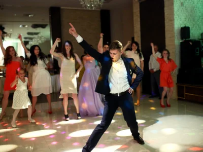 The,groom,dancing,on,the,dancefloor